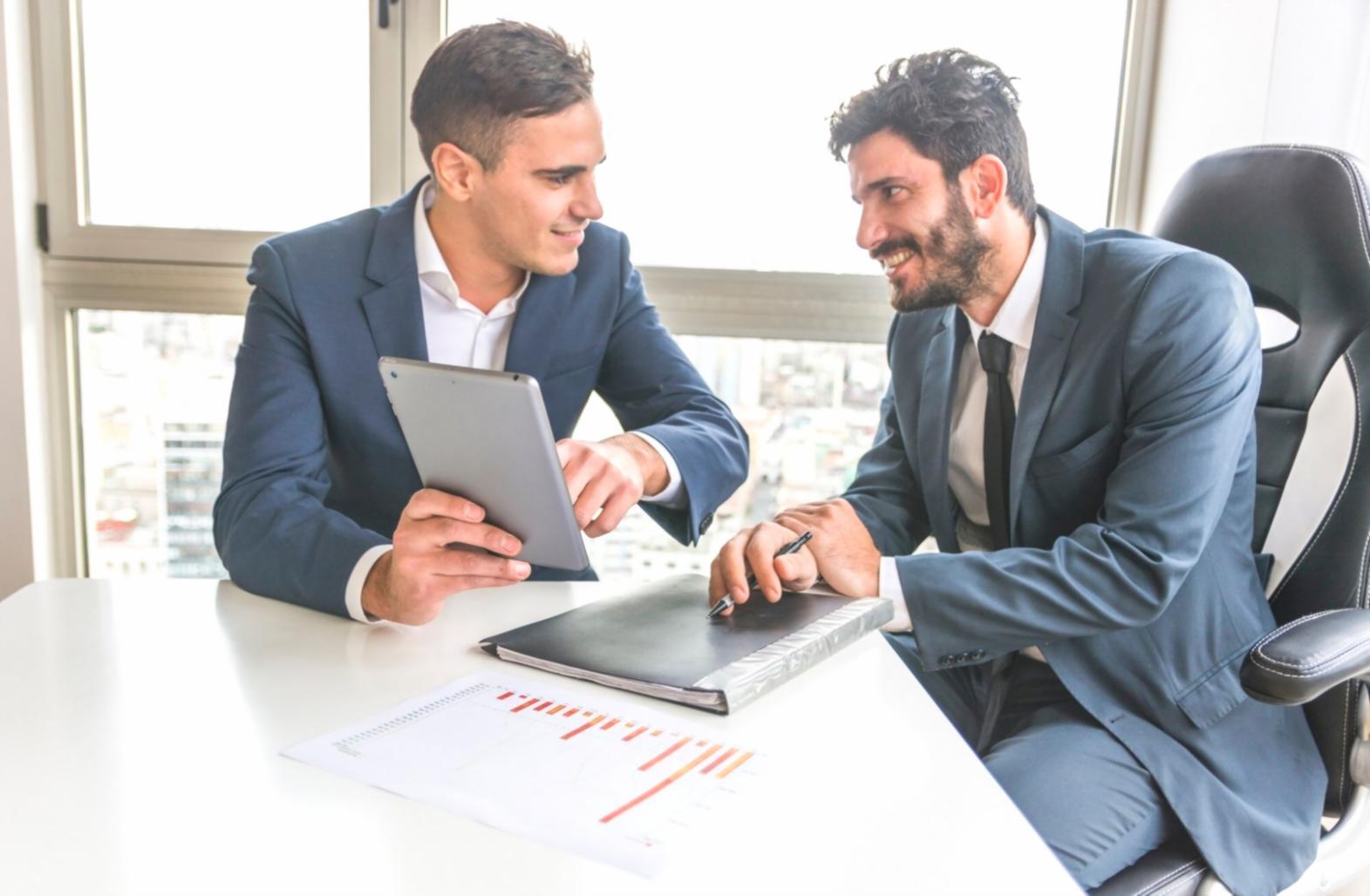 Profesionales analizando datos financieros en entorno empresarial moderno